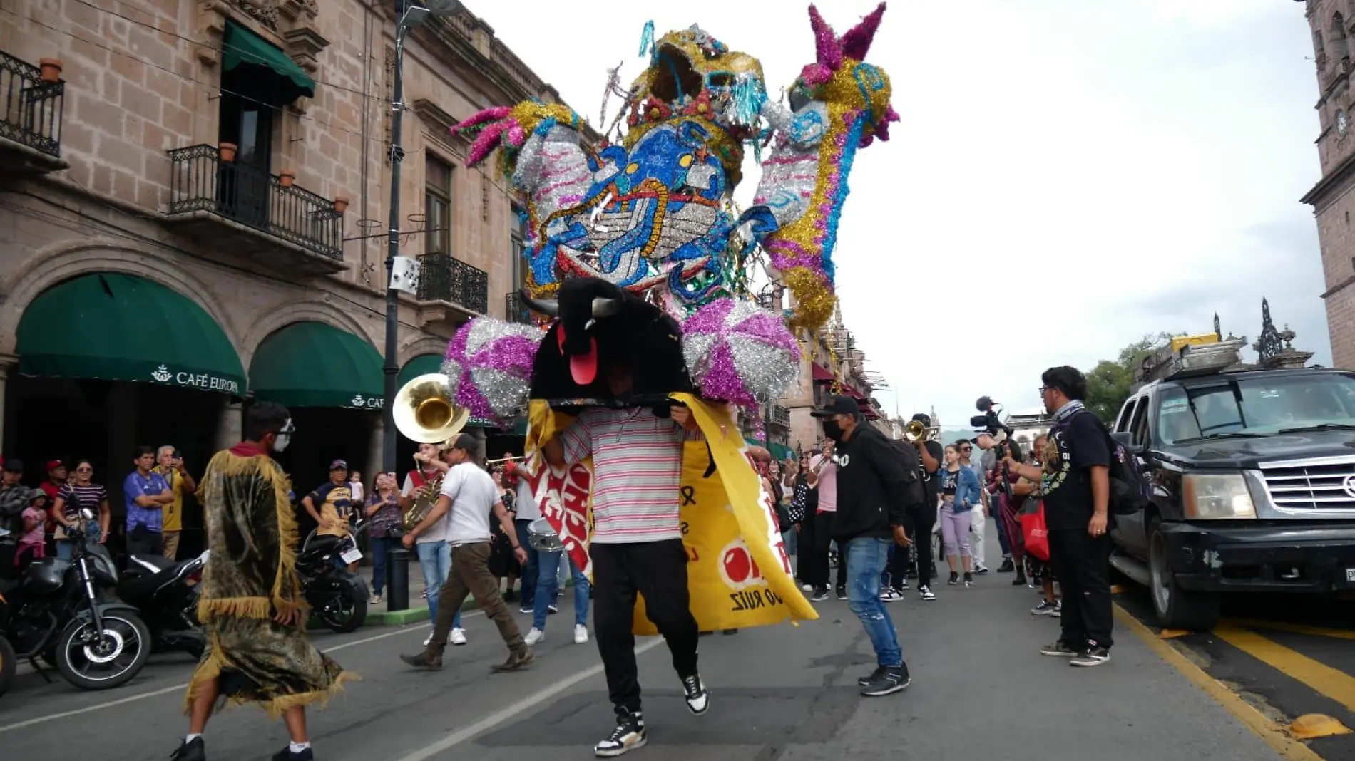 Personas bailando un torito de Petate en Morelia